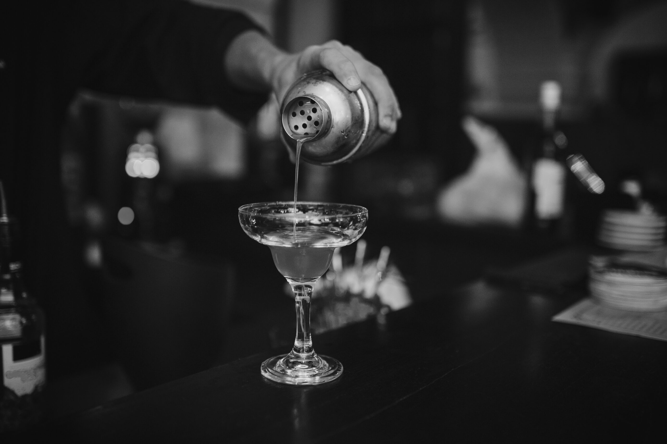 Barman na weselu przygotowuje koktajl – obsługa premium