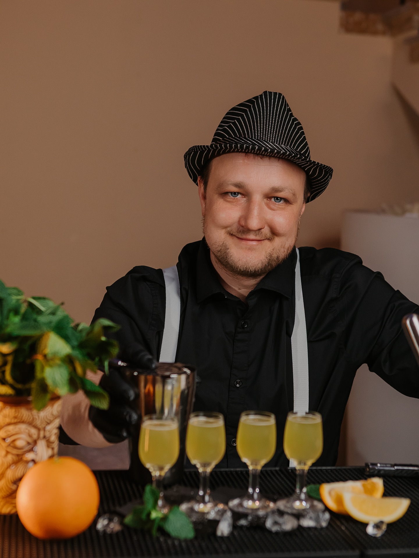 Koktajle przygotowane przez barmana – drinki ustawione na stole