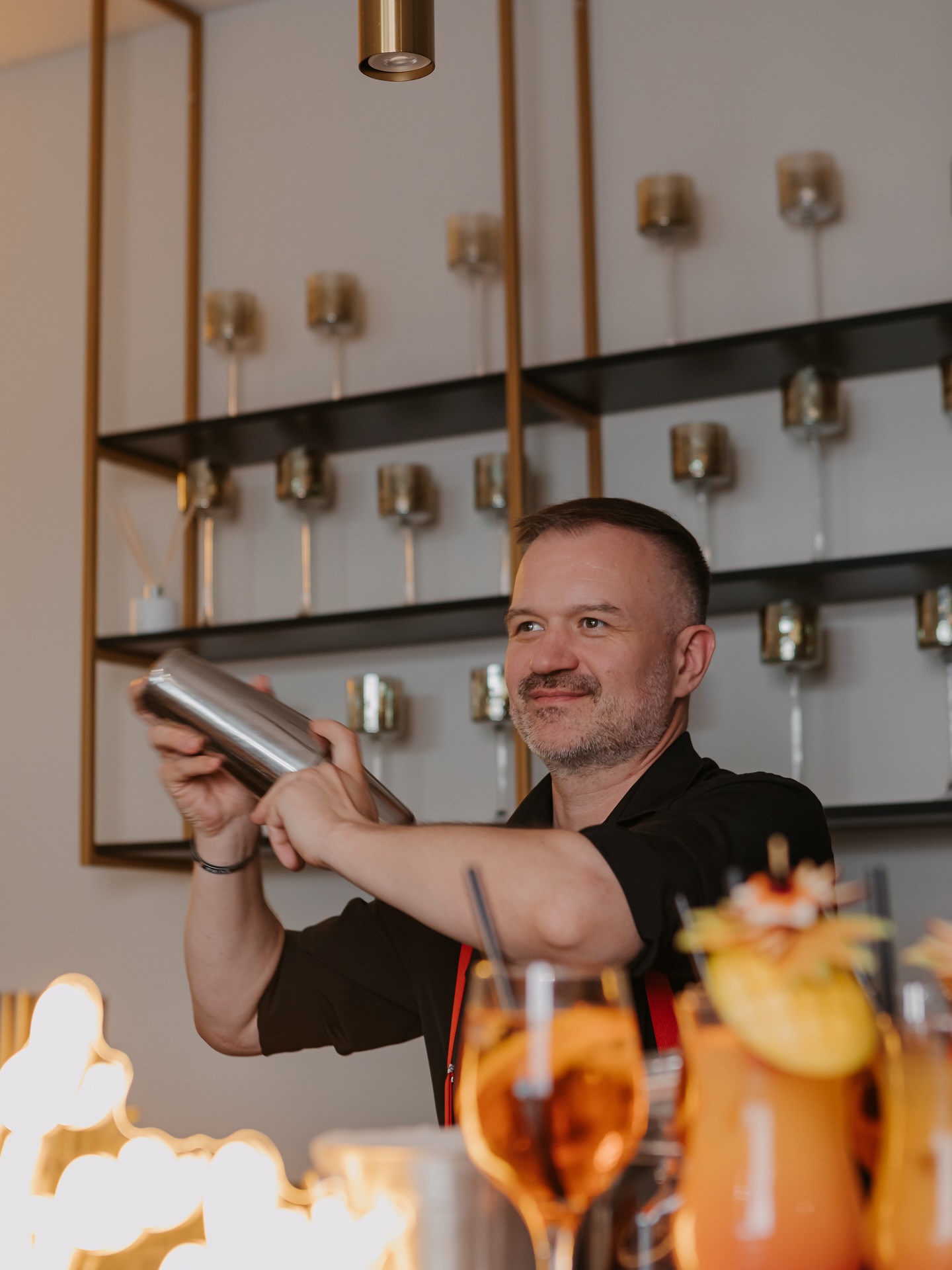 Barman miesza drink w shakerze – obsługa barmańska na imprezę