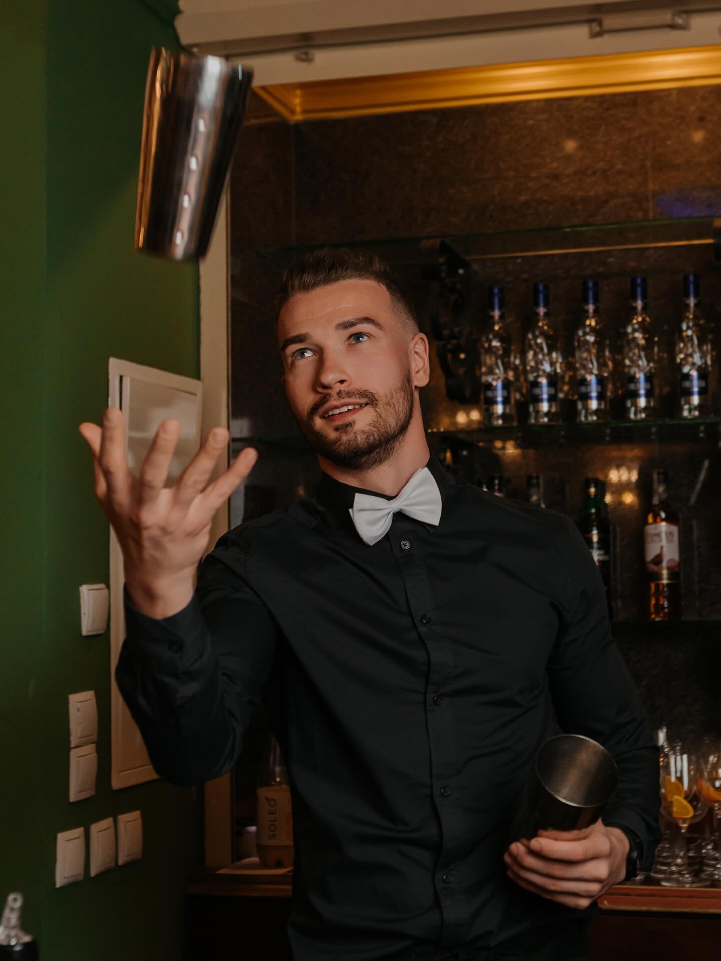 Barman wykonuje pokaz z shakerem przy barze