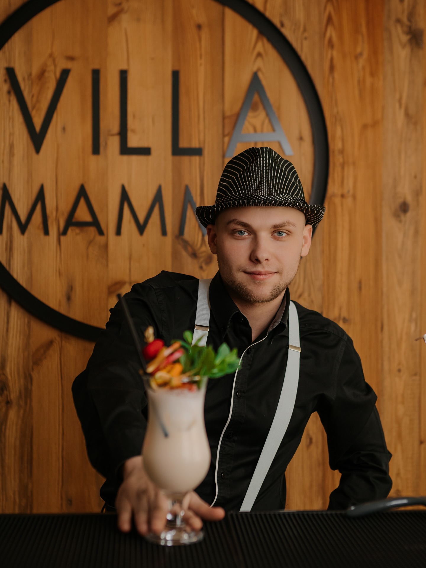 Barman trzyma koktajl z owocami – mobilny bar