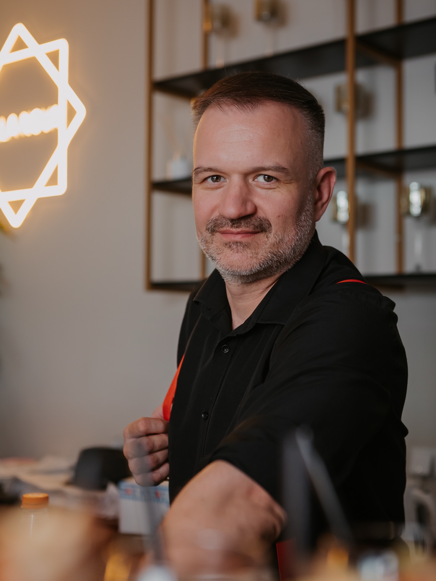 Zdjęcie zespołu Ryś Events & Fun w trakcie obsługi eventu: przygotowanie i prezentacja koktajlu w strefie barowej.