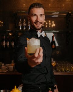 Barman Ryś Events & Fun prezentuje autorski koktajl podczas eventu