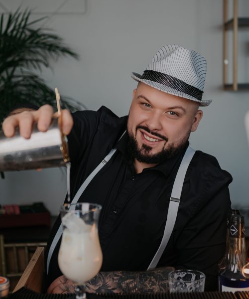 Barman za ladą mobilnego baru