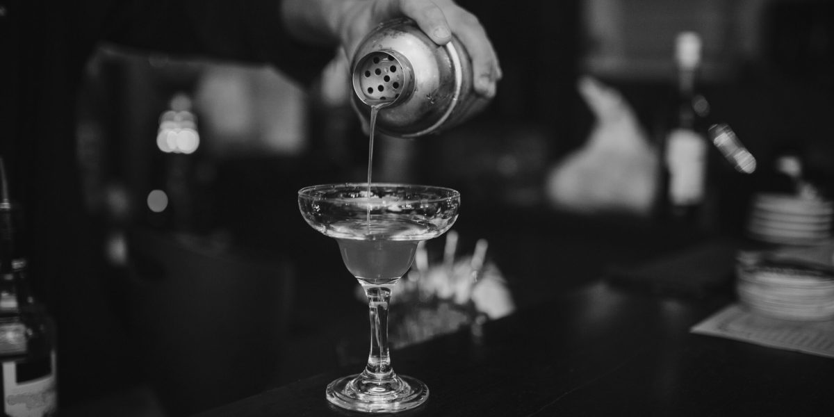 Barman na weselu przygotowuje koktajl – obsługa premium