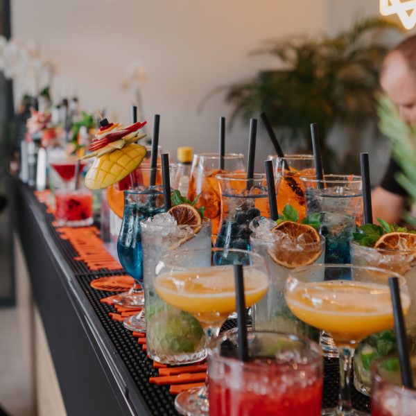 Aranżacja baru z koktajlami