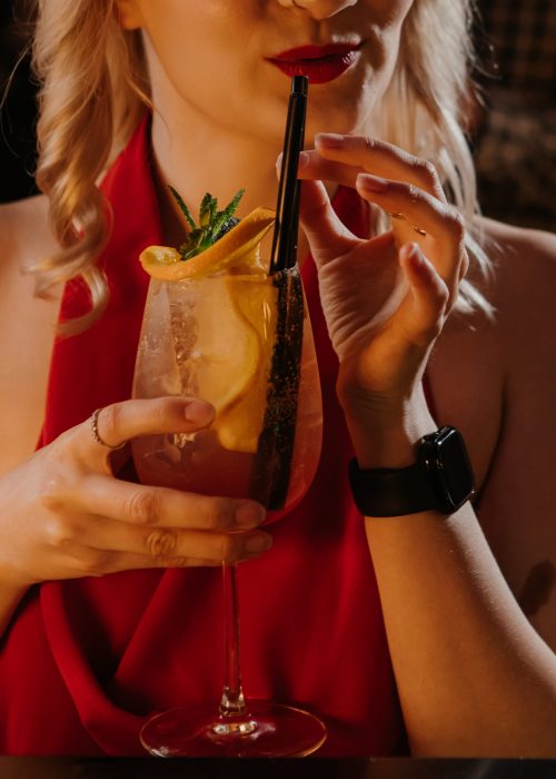 Kobieta z koktajlem na evencie