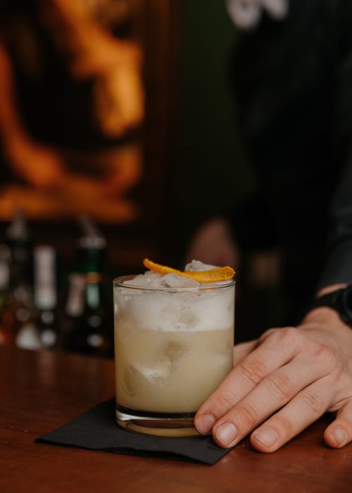 Drink trzymany w dłoni z bliska