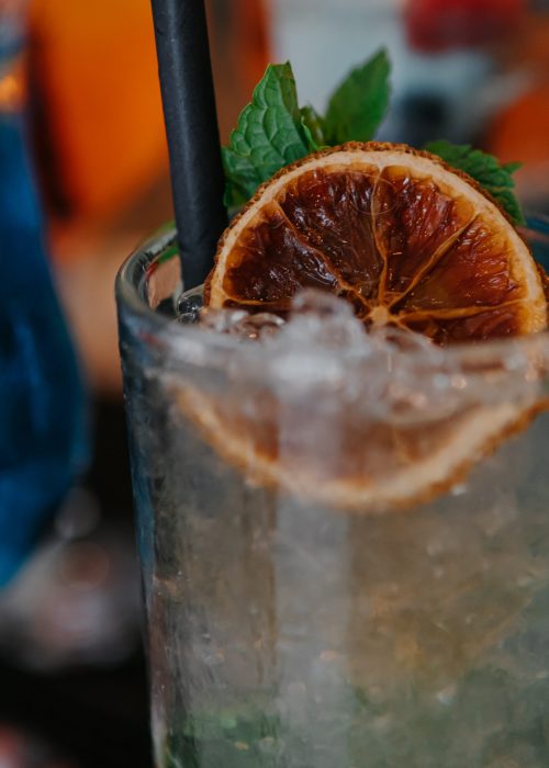 Zbliżenie na koktajl z pomarańczą