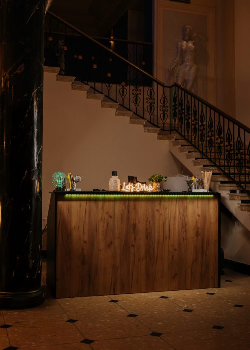 Klimatyczne wnętrze eventowe z barem