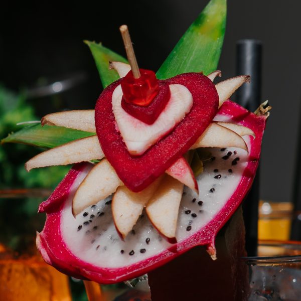 Drink z owocową dekoracją