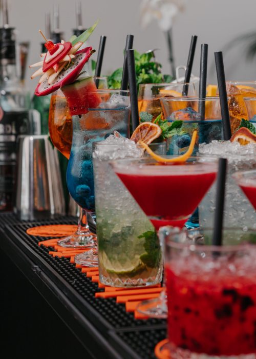 Czerwony koktajl na ladzie baru