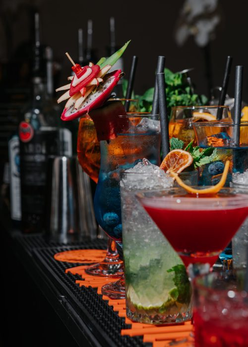 Kolorowy koktajl przy barze