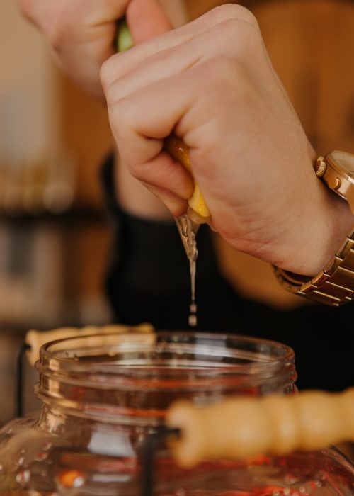 Przygotowanie koktajlu na evencie firmowym – mobilny bar Ryś Events & Fun