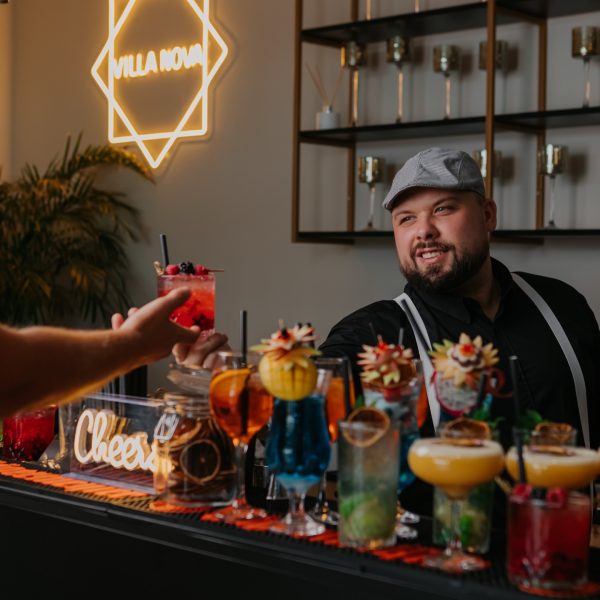 Kolorowe koktajle ustawione na barze podczas obsługi eventu