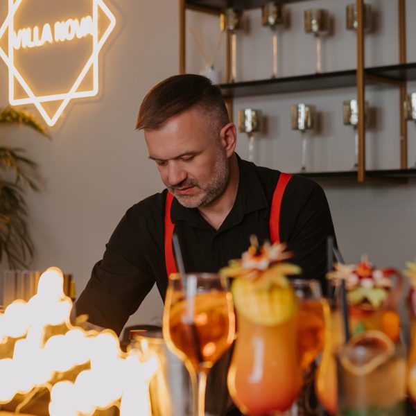 Barman serwuje koktajle przy barze podczas wydarzenia