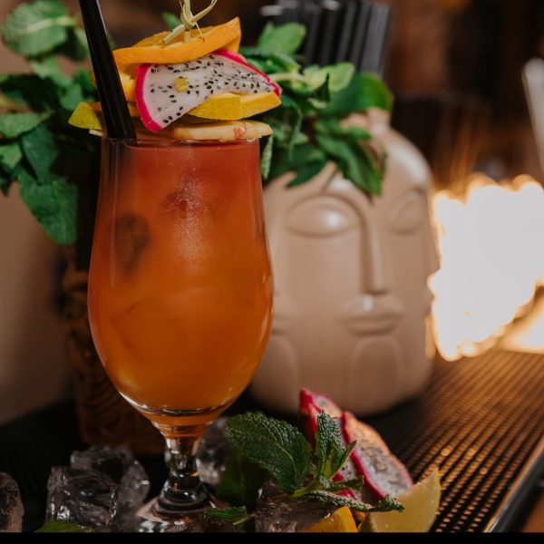 : Owocowy koktajl z miętą i dekoracją w zbliżeniu