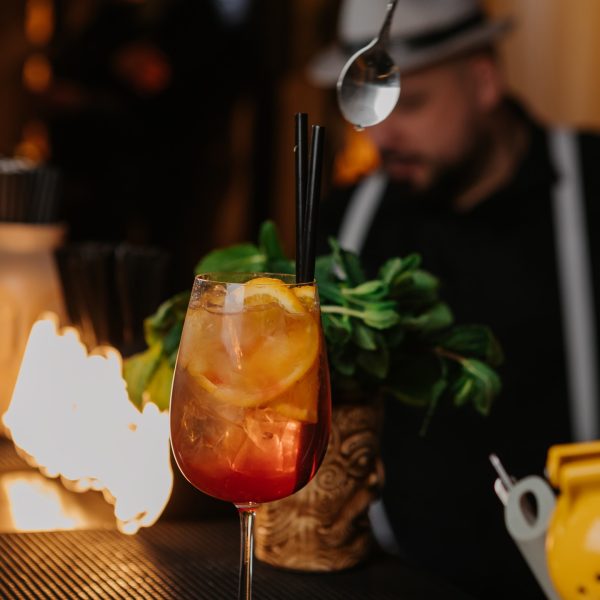 Koktajl z dekoracją na pierwszym planie, barman w tle