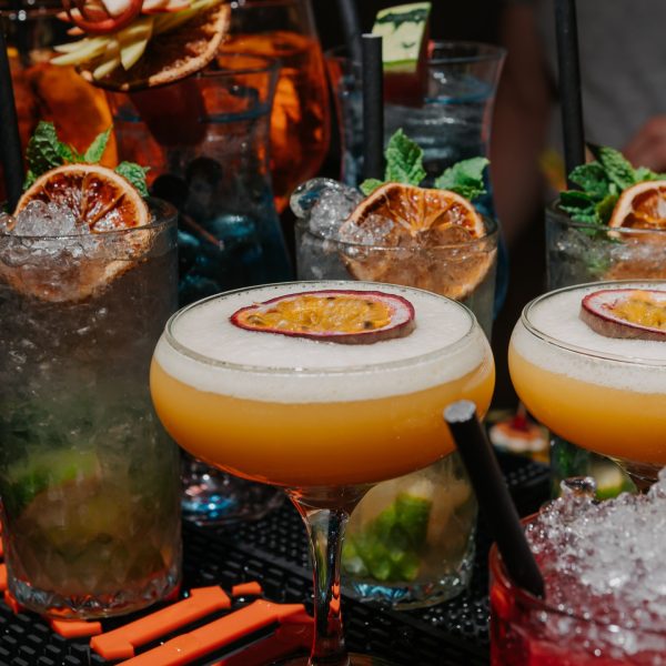 Różne koktajle przygotowane w zestawie – różnorodne kompozycje