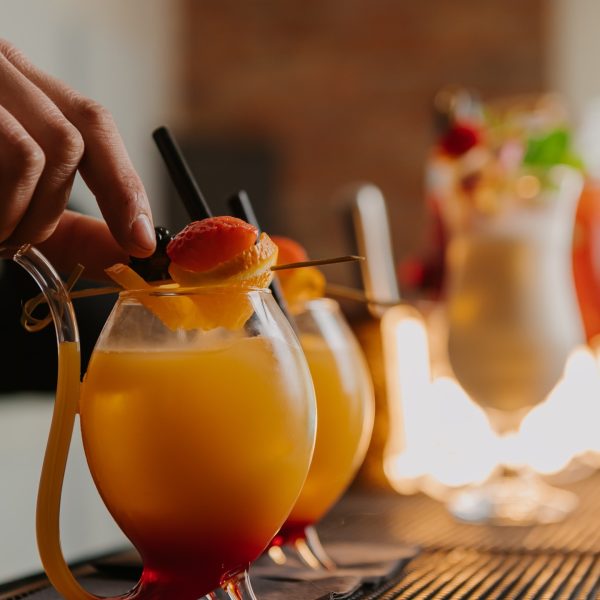 Dwa owocowe koktajle podane na barze z dekoracją