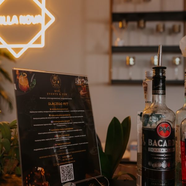 Menu barowe i butelki na tle stanowiska barmańskiego