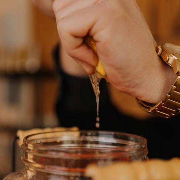 Zbliżenie dłoni barmana podczas przygotowania koktajlu