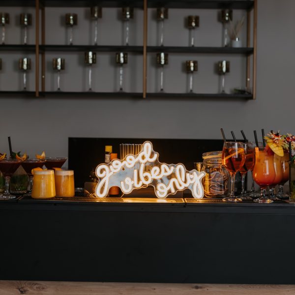 Stanowisko barowe przygotowane do obsługi wydarzenia